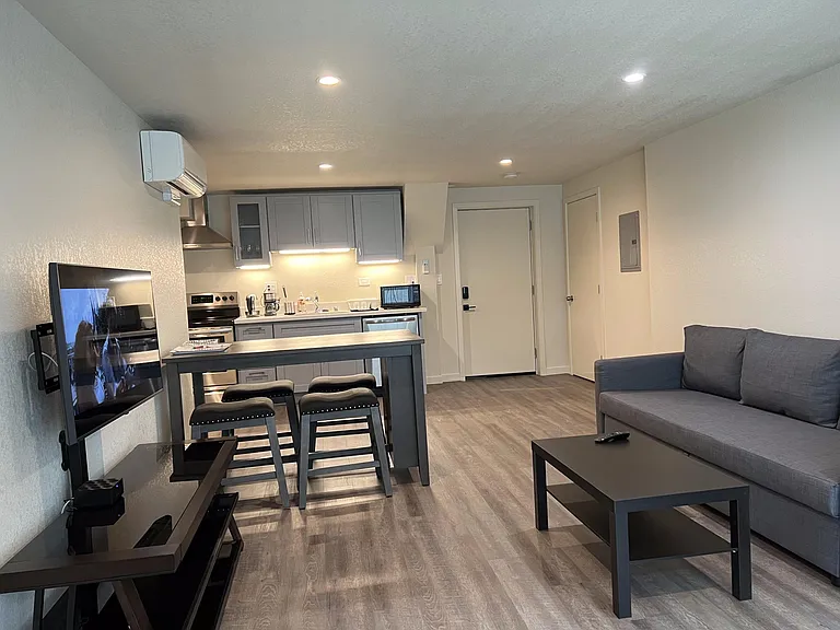 647 E 17th St #103 — Photo 2