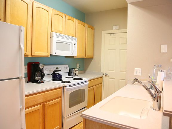 Kitchen- professionally cleaned!