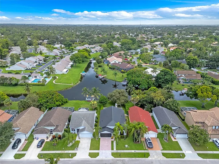 758 Lake Wellington Dr — Photo 41