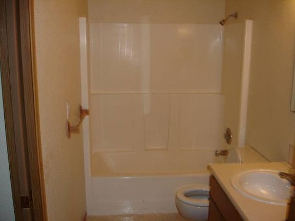 3rd image of 1001 37th St SE APT 3