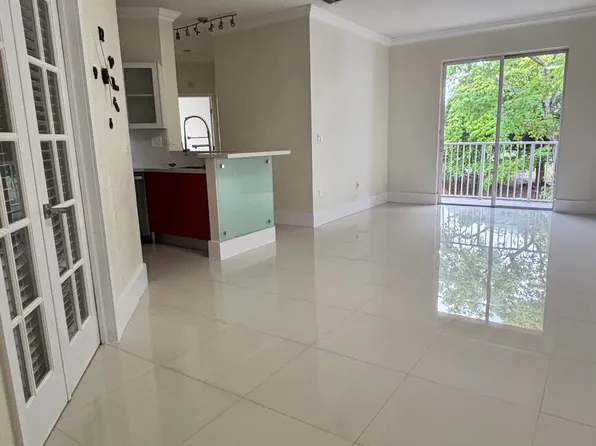 7050 NW 177th St, Hialeah, FL
