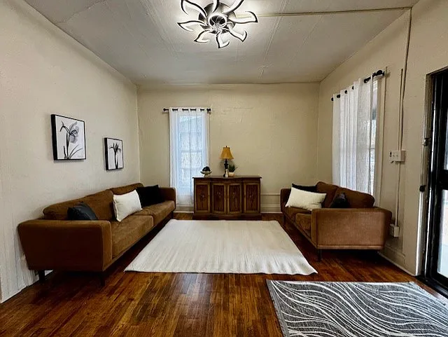 3 bed, 916 sqft, $2,300 — Photo 2