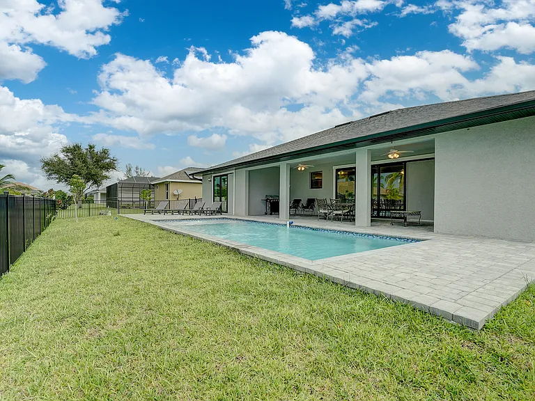 1104 NW 42nd Pl — Photo 3