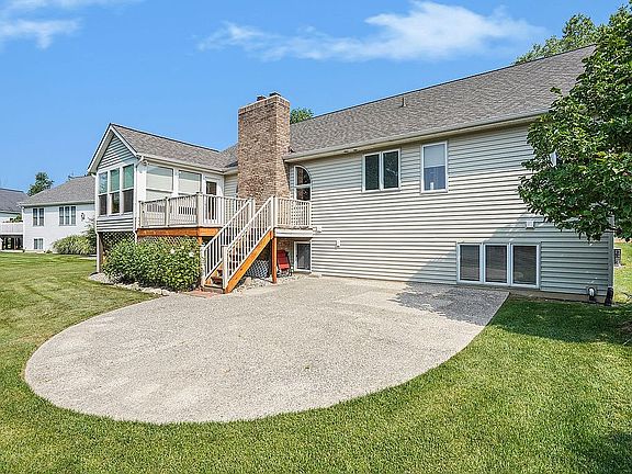 3rd image of 7811 Meadowood Dr
