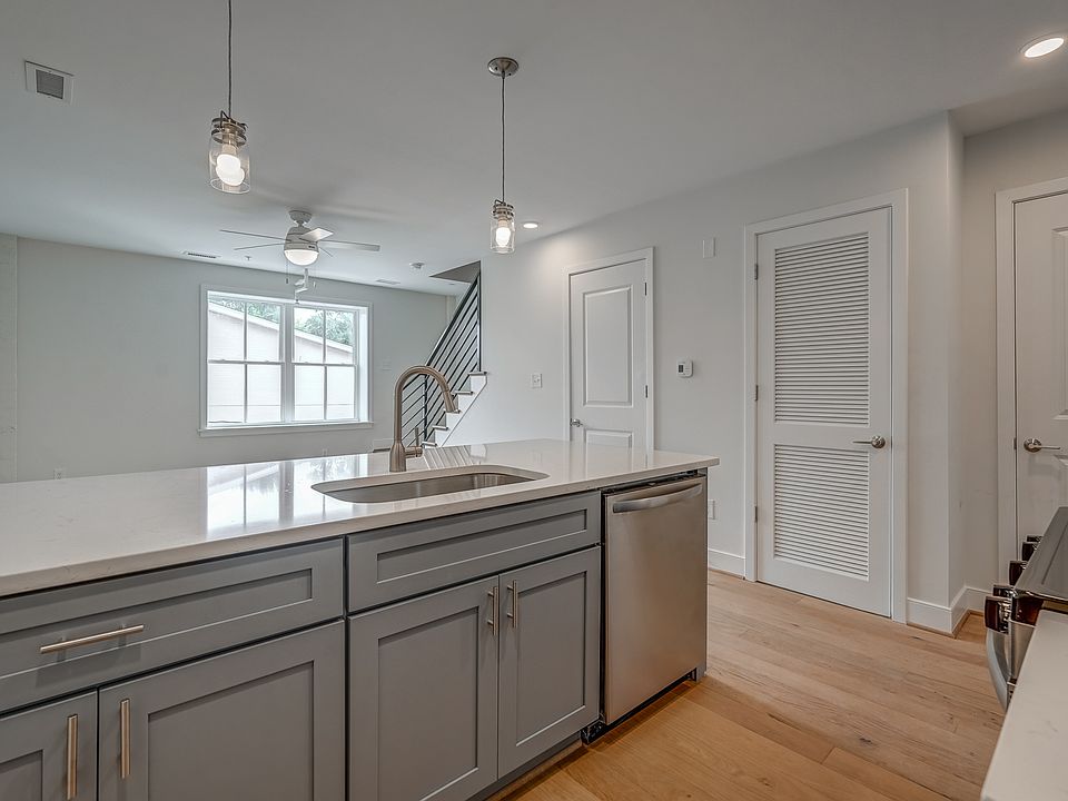 1st image of 4028 Macarthur Ave #4