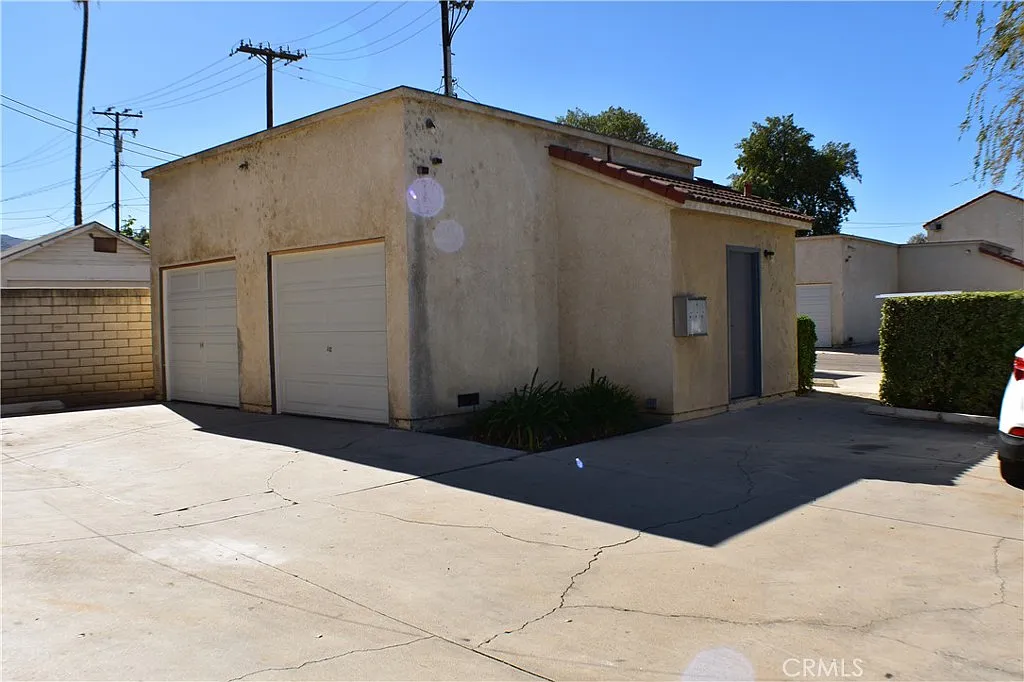 2 bed, 1.5 bath, 832 sqft, $2,450 — Photo 2