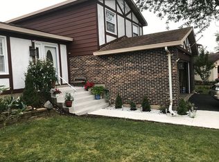 135 Carriage Dr, Carol Stream, IL 60188