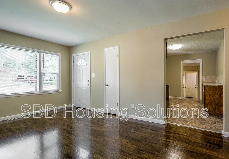 711 E Fair St — Photo 5