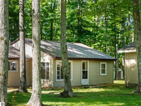 5251 E Shore Dr NE, Kalkaska, MI 49646