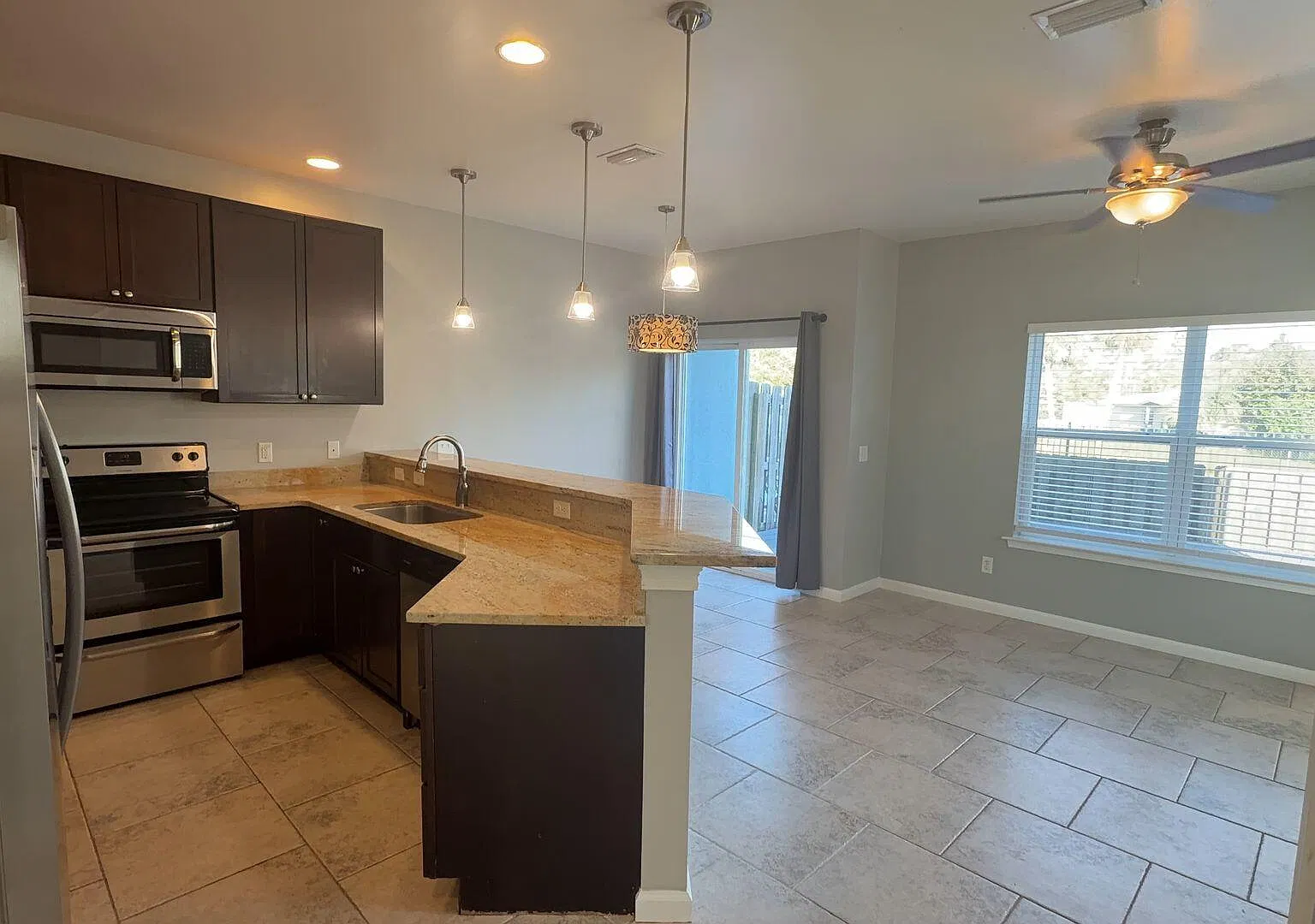 3 bed, 2.5 bath, 1400 sqft, $1,950 — Photo 2
