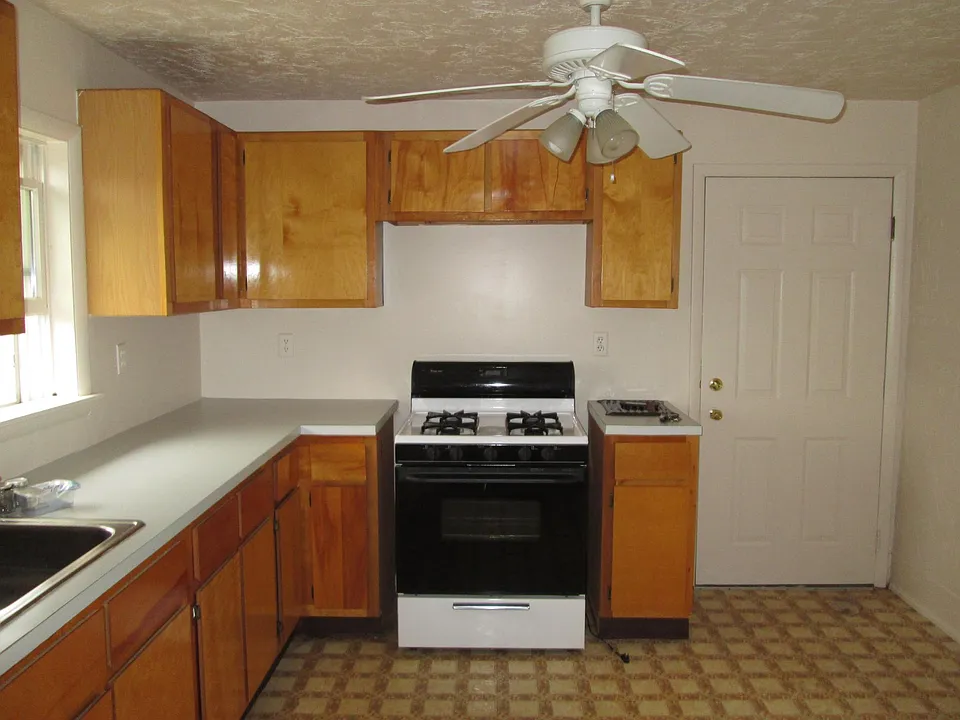 325 Hudson Ave #2