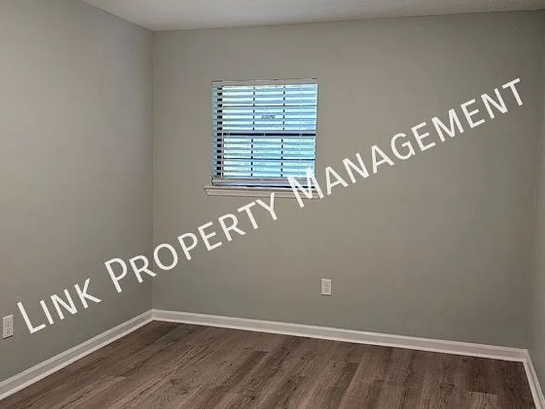 900 Peppermill Rd — Photo 7