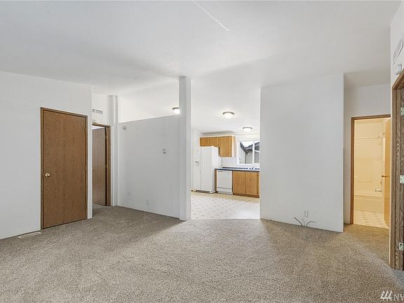 3rd image of 548 Arnold Ave E