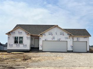 1443 Cardinal Dr, Fairfax, IA
