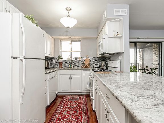 4th image of 68 W 64th St APT 301