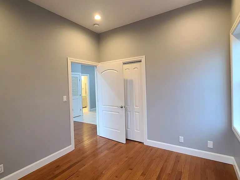 100 Griffith St #3R — Photo 15
