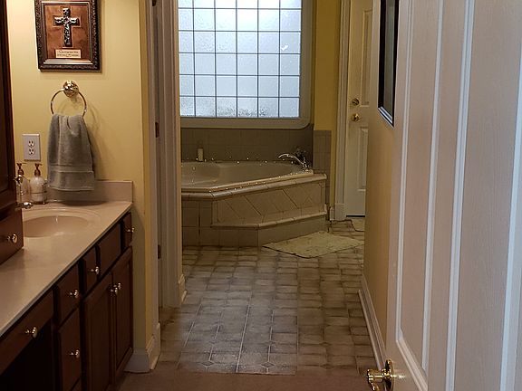 Master bath with jacuzzi tub