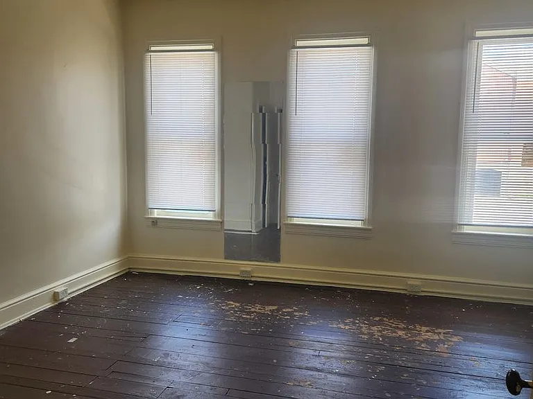 582 W King St — Photo 5