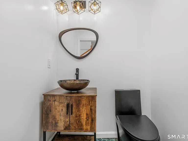 810 Brewster St — Photo 13