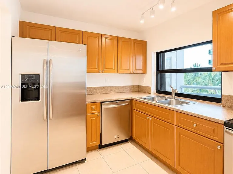 555 NE 30th St #404 — Photo 11