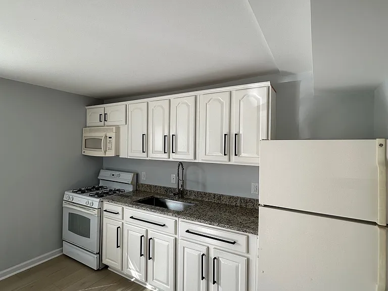 2335 Deerfield Ct — Photo 4