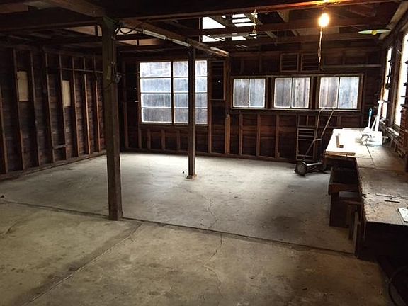 Workshop behind garage