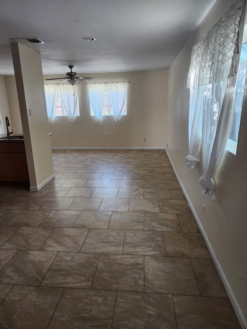 Cozy three bedroom home for rent — Photo 3
