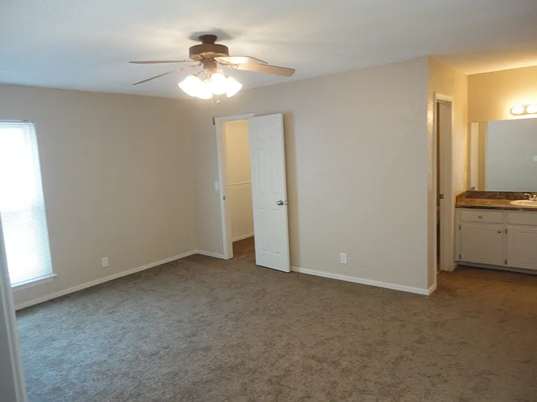 1033 W Queens St — Photo 11