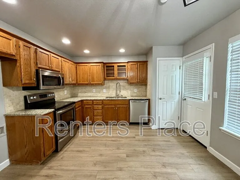 312 W Sycamore St — Photo 4