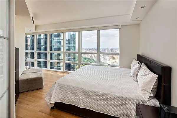 Sold by Macklowe Investment Properties | media 44