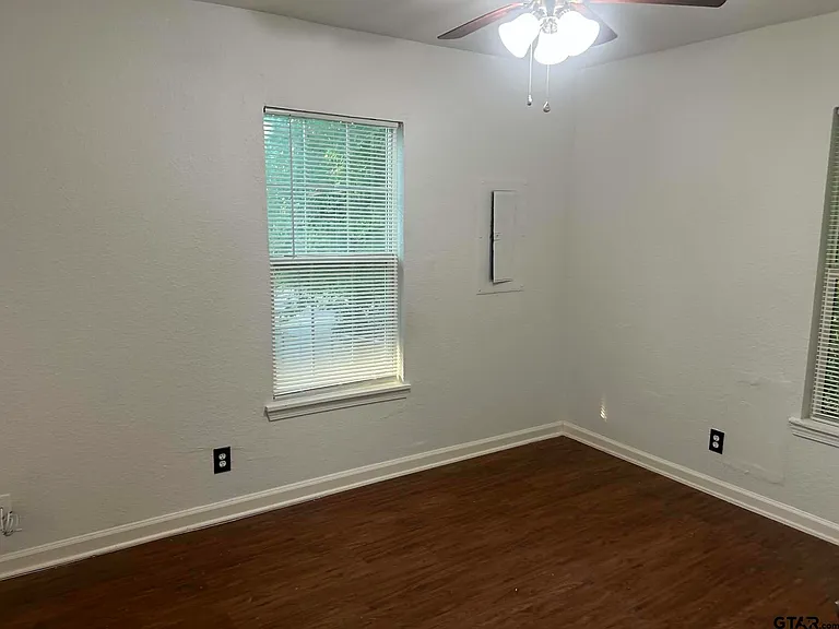 1702 W Mims St — Photo 9