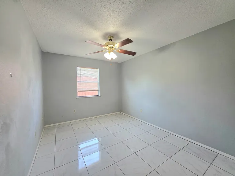 2421 Vine Ave #C — Photo 11
