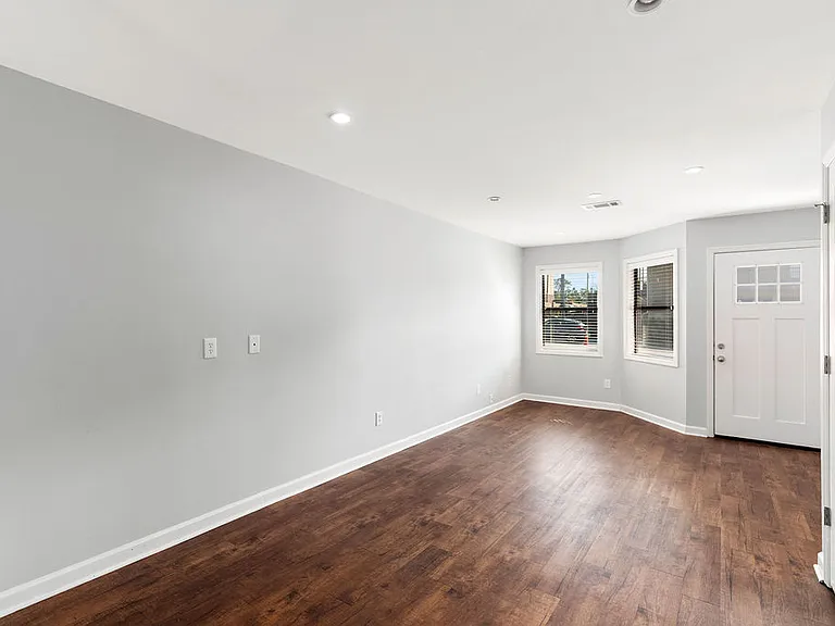 123 N Donahue Dr — Photo 6