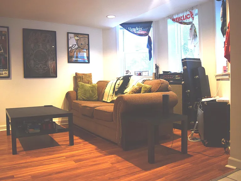 1422 W Fletcher St #G — Photo 2