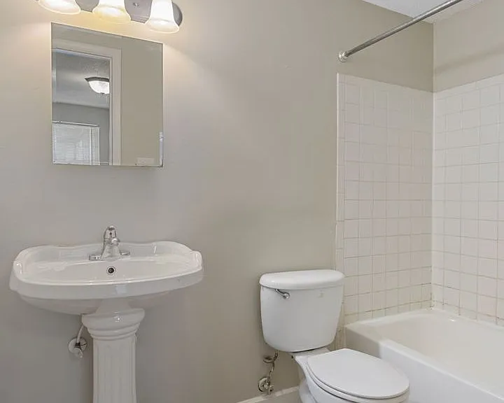 Balsam Avenue Apartments - The Courts — Photo 49