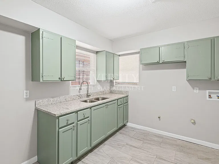 1694 Claire Dr — Photo 8