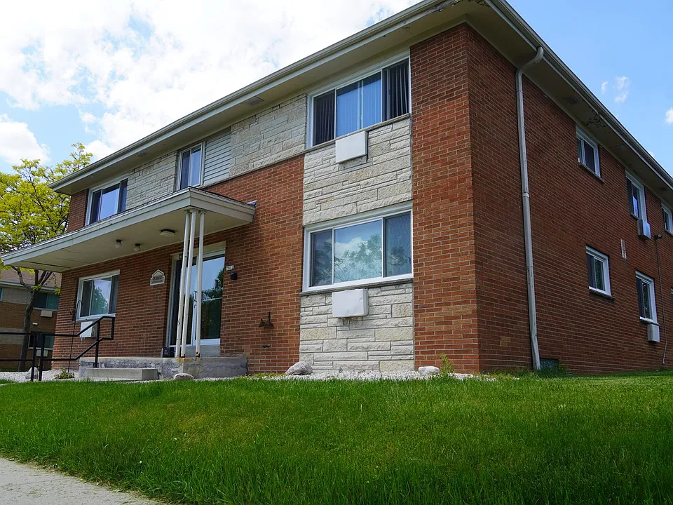2812 E Bolivar Ave