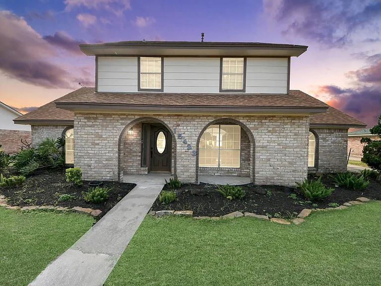 15423 Ridingwood Dr — Photo 2