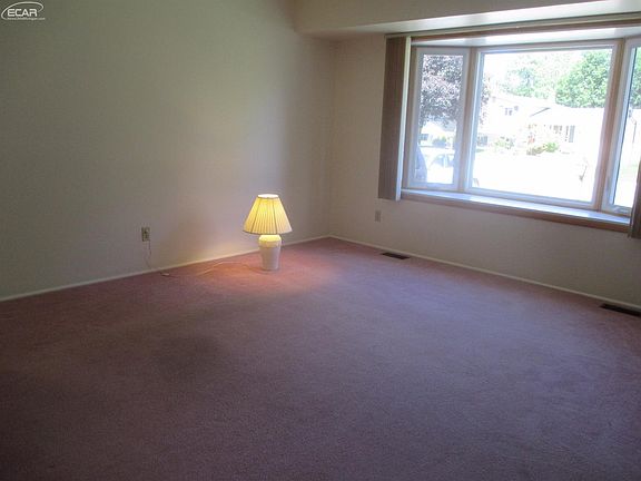 3rd image of 7042 Sprucewood Dr