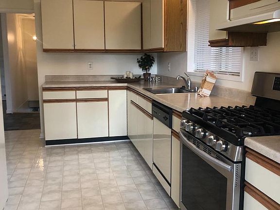 3rd image of 3243 Brush Dr