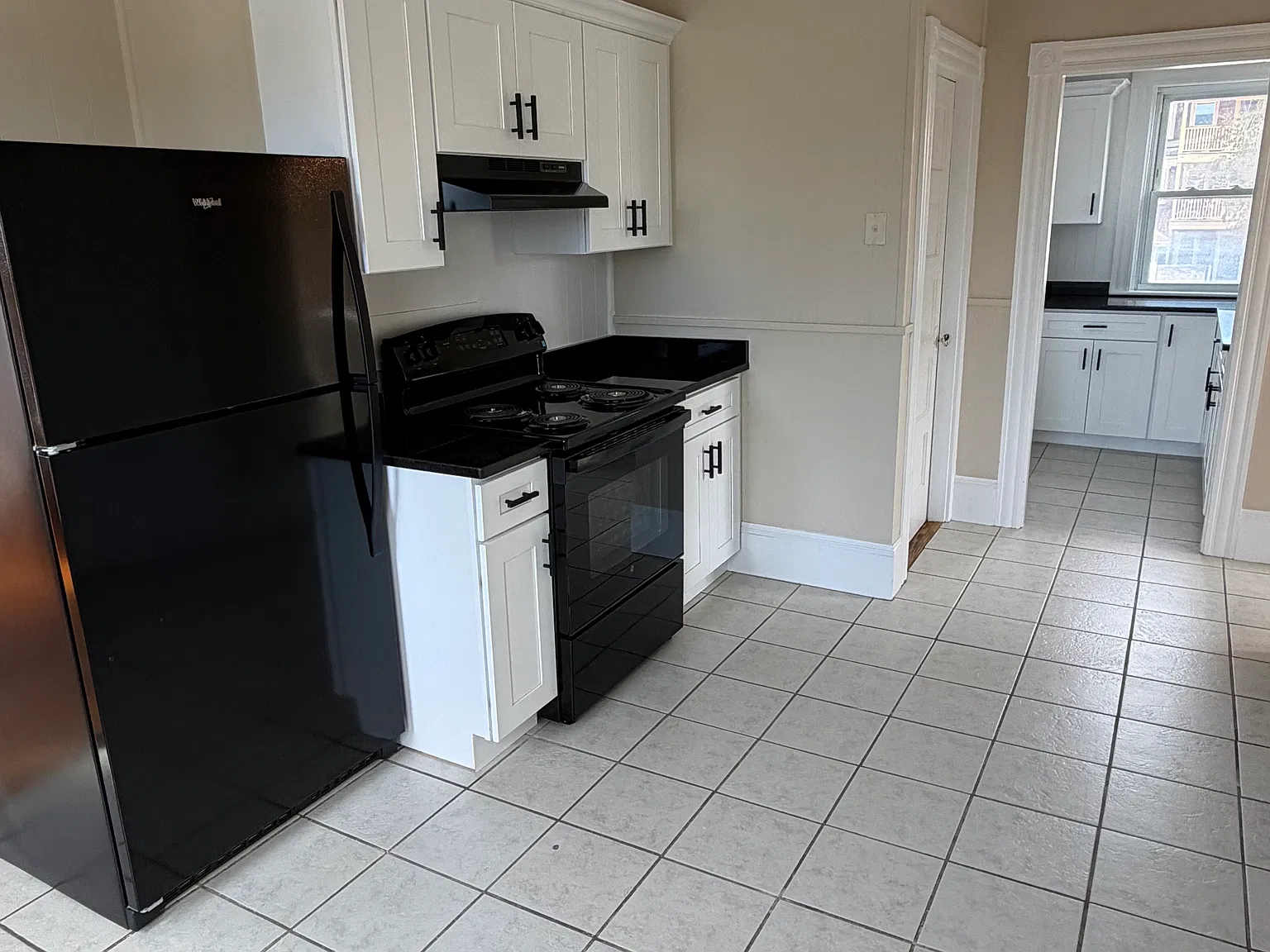 3 bed, 1000 sqft, $2,200 — Photo 2