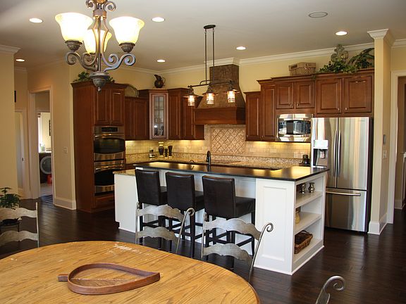 Spacious gourmet kitchen