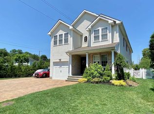 1 Tennis Ct, Glen Head, NY 11545