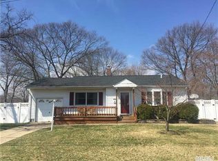 1018 Carll Dr, Bay Shore, NY 11706