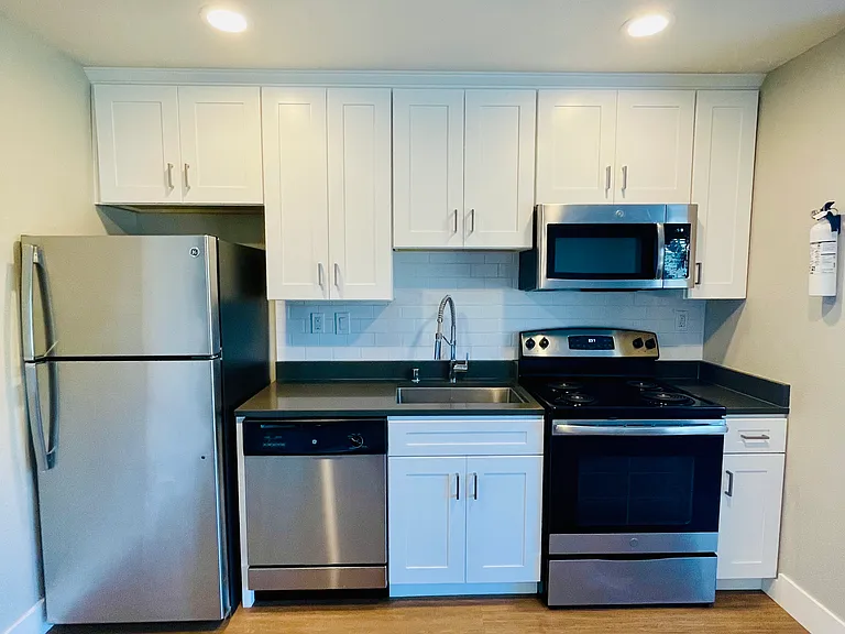 1x1 - 540 SqFt Kitchen / Living room