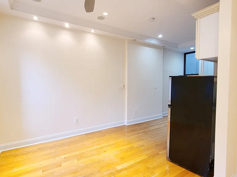 411 E 6th St #4D — Photo 4