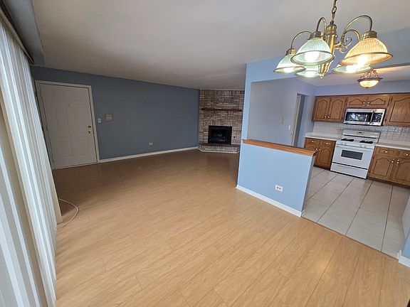 3rd image of 6136 W 63rd St Unit 1E