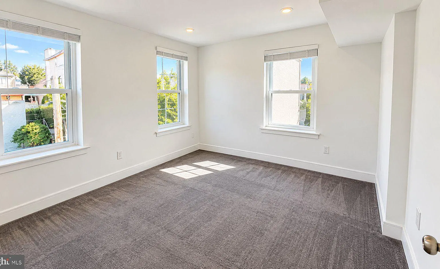 3 bed, 2.0 bath, 2268 sqft, $2,300 — Photo 3