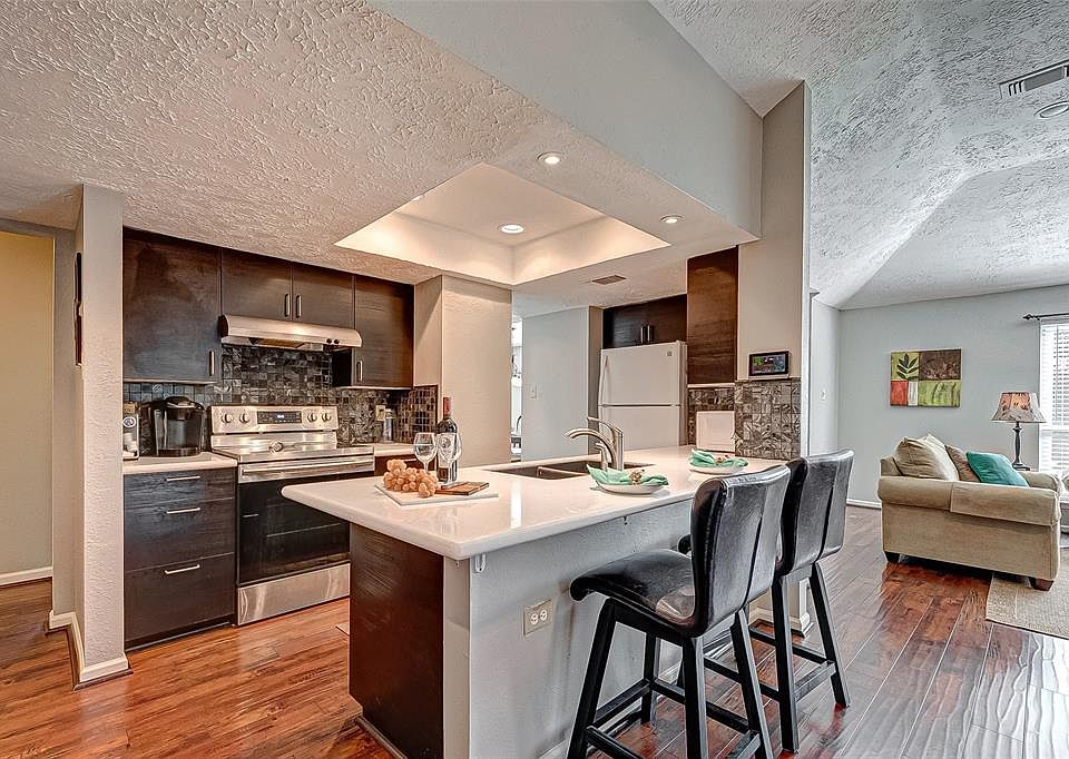 Welcome to your new home! Gorgeous remodeled chefs kitchen!!