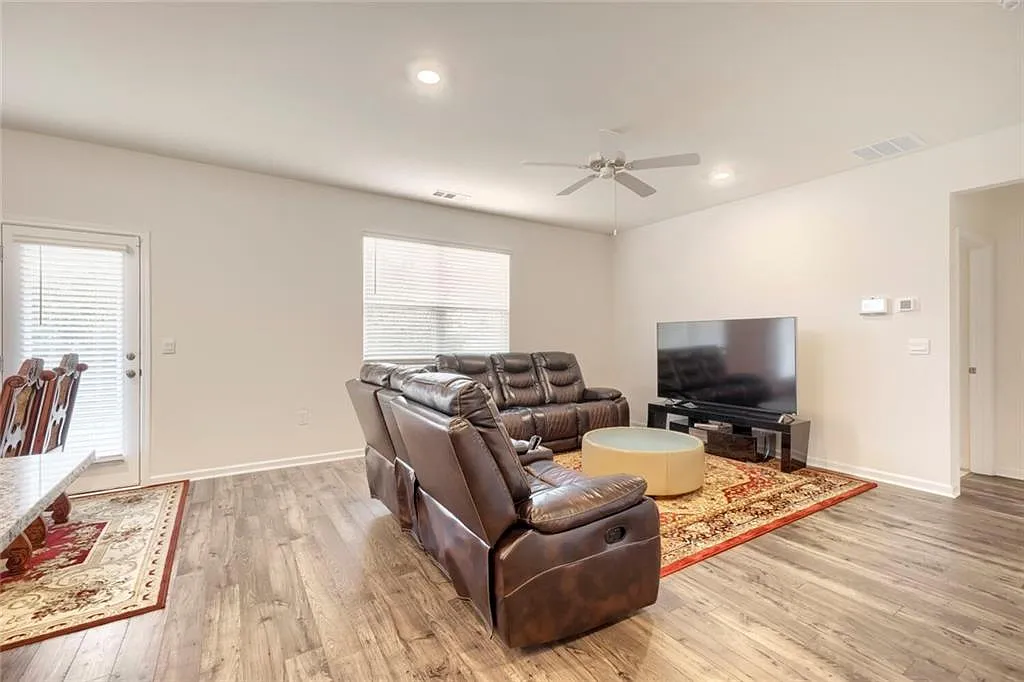 5 bed, 3.0 bath, 2535 sqft, $3,400 — Photo 2